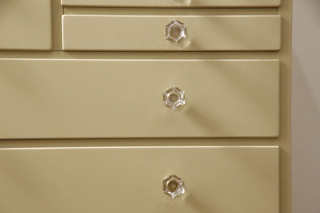 チェストをペイントリメイク!高品質リペアを施し、取っ手を全て交換。モカベージュにペイント仕上げ。