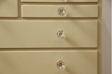 チェストをペイントリメイク!高品質リペアを施し、取っ手を全て交換。モカベージュにペイント仕上げ。