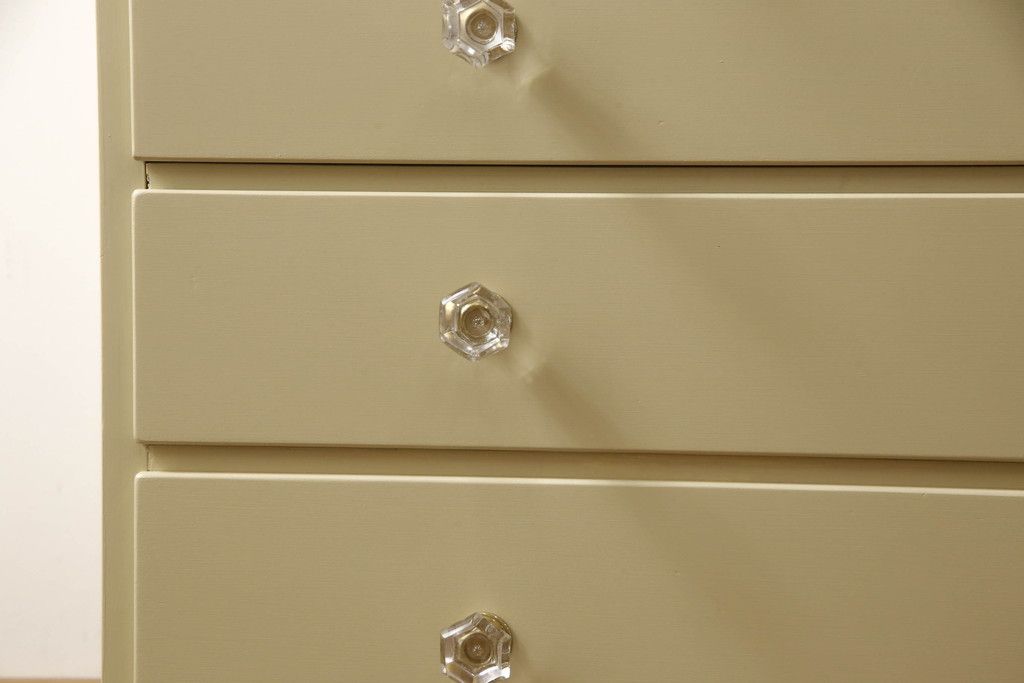 チェストをペイントリメイク!高品質リペアを施し、取っ手を全て交換。モカベージュにペイント仕上げ。