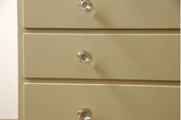 チェストをペイントリメイク!高品質リペアを施し、取っ手を全て交換。モカベージュにペイント仕上げ。