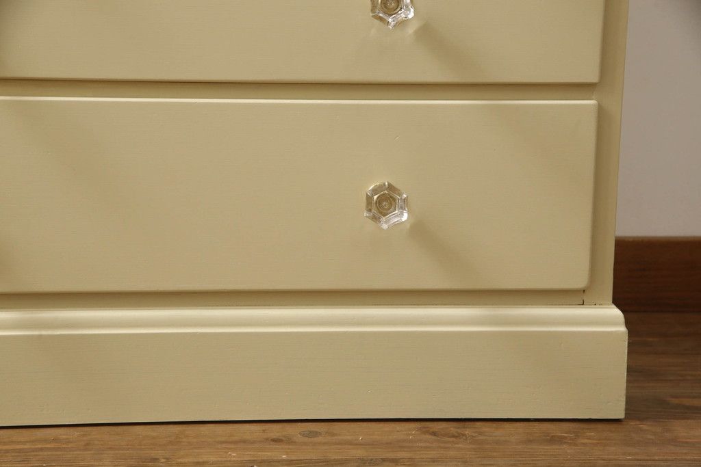 チェストをペイントリメイク!高品質リペアを施し、取っ手を全て交換。モカベージュにペイント仕上げ。