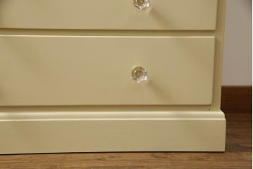 チェストをペイントリメイク!高品質リペアを施し、取っ手を全て交換。モカベージュにペイント仕上げ。