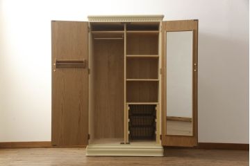 ワードローブを小さくリメイク!高さを低くリサイズし、鏡やネクタイ掛けは使いやすい位置に移設。モカベージュにペイント仕上げ。