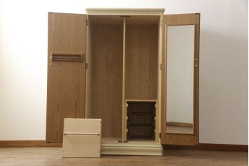 ワードローブを小さくリメイク!高さを低くリサイズし、鏡やネクタイ掛けは使いやすい位置に移設。モカベージュにペイント仕上げ。