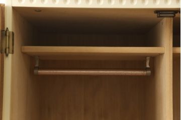 ワードローブを小さくリメイク!高さを低くリサイズし、鏡やネクタイ掛けは使いやすい位置に移設。モカベージュにペイント仕上げ。