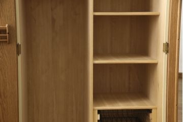 ワードローブを小さくリメイク!高さを低くリサイズし、鏡やネクタイ掛けは使いやすい位置に移設。モカベージュにペイント仕上げ。