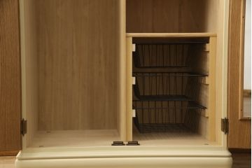 ワードローブを小さくリメイク!高さを低くリサイズし、鏡やネクタイ掛けは使いやすい位置に移設。モカベージュにペイント仕上げ。