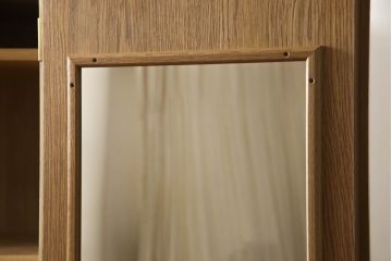ワードローブを小さくリメイク!高さを低くリサイズし、鏡やネクタイ掛けは使いやすい位置に移設。モカベージュにペイント仕上げ。