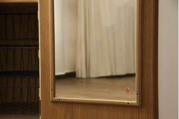 ワードローブを小さくリメイク!高さを低くリサイズし、鏡やネクタイ掛けは使いやすい位置に移設。モカベージュにペイント仕上げ。