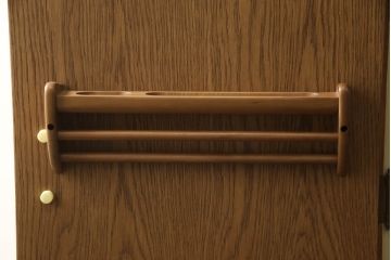 ワードローブを小さくリメイク!高さを低くリサイズし、鏡やネクタイ掛けは使いやすい位置に移設。モカベージュにペイント仕上げ。