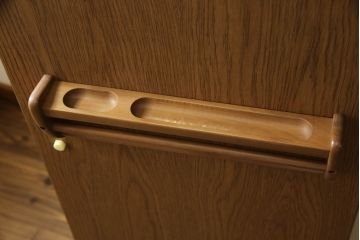 ワードローブを小さくリメイク!高さを低くリサイズし、鏡やネクタイ掛けは使いやすい位置に移設。モカベージュにペイント仕上げ。
