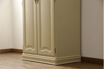 ワードローブを小さくリメイク!高さを低くリサイズし、鏡やネクタイ掛けは使いやすい位置に移設。モカベージュにペイント仕上げ。