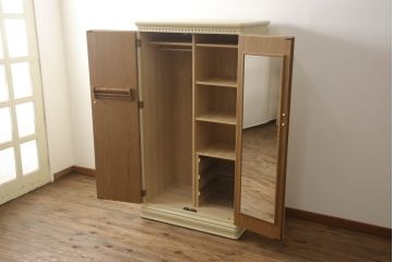 ワードローブを小さくリメイク!高さを低くリサイズし、鏡やネクタイ掛けは使いやすい位置に移設。モカベージュにペイント仕上げ。