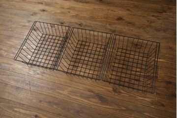 ワードローブを小さくリメイク!高さを低くリサイズし、鏡やネクタイ掛けは使いやすい位置に移設。モカベージュにペイント仕上げ。