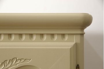 ワードローブを小さくリメイク!高さを低くリサイズし、鏡やネクタイ掛けは使いやすい位置に移設。モカベージュにペイント仕上げ。