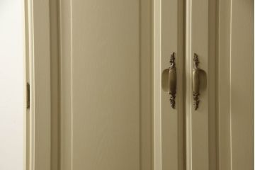 ワードローブを小さくリメイク!高さを低くリサイズし、鏡やネクタイ掛けは使いやすい位置に移設。モカベージュにペイント仕上げ。