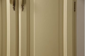ワードローブを小さくリメイク!高さを低くリサイズし、鏡やネクタイ掛けは使いやすい位置に移設。モカベージュにペイント仕上げ。