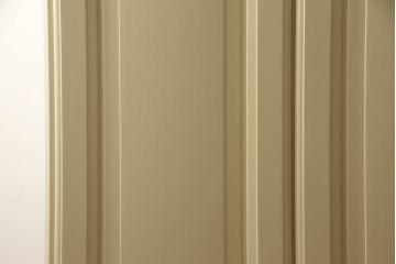 ワードローブを小さくリメイク!高さを低くリサイズし、鏡やネクタイ掛けは使いやすい位置に移設。モカベージュにペイント仕上げ。