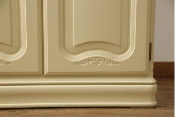 ワードローブを小さくリメイク!高さを低くリサイズし、鏡やネクタイ掛けは使いやすい位置に移設。モカベージュにペイント仕上げ。
