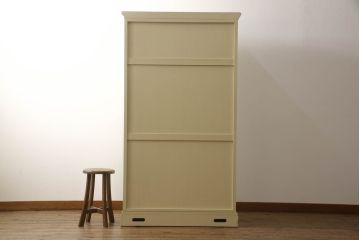 ワードローブを小さくリメイク!高さを低くリサイズし、鏡やネクタイ掛けは使いやすい位置に移設。モカベージュにペイント仕上げ。