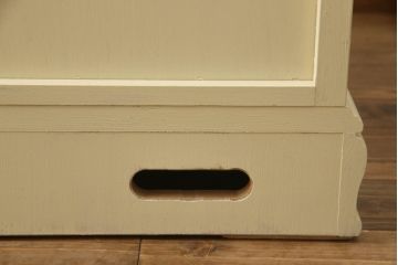 ワードローブを小さくリメイク!高さを低くリサイズし、鏡やネクタイ掛けは使いやすい位置に移設。モカベージュにペイント仕上げ。