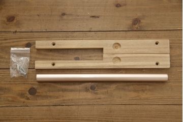 ワードローブを小さくリメイク!高さを低くリサイズし、鏡やネクタイ掛けは使いやすい位置に移設。モカベージュにペイント仕上げ。