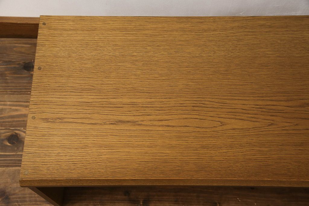 ワードローブを文机にリメイク!天板と側面を利用し元のデザインを活かした文机に。補強材を仕込んで強度を確保。