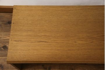 ワードローブを文机にリメイク!天板と側面を利用し元のデザインを活かした文机に。補強材を仕込んで強度を確保。