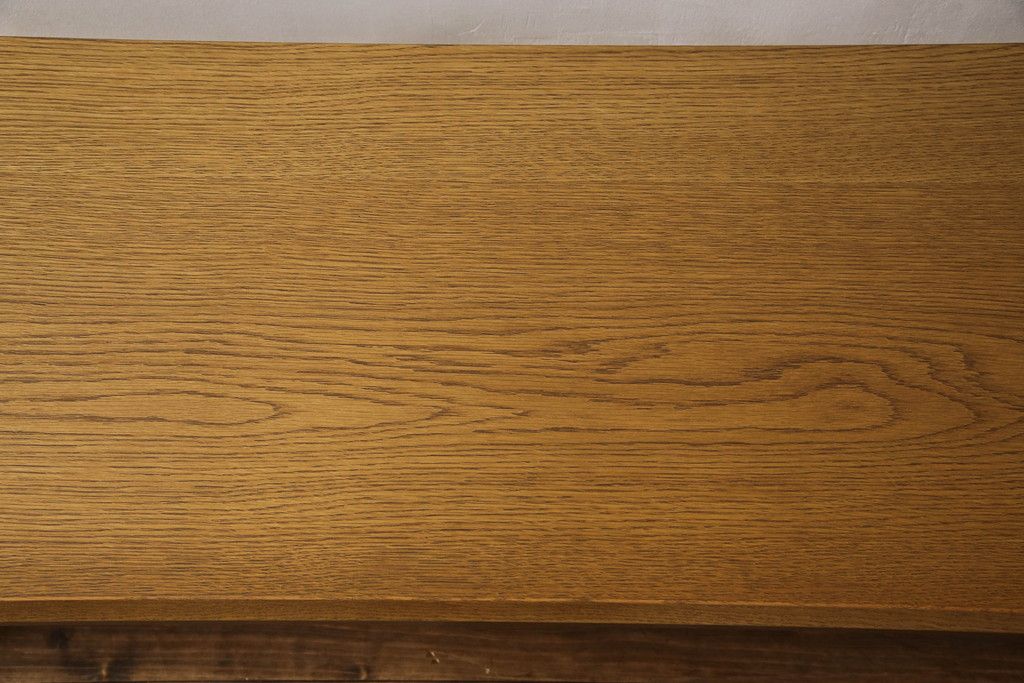 ワードローブを文机にリメイク!天板と側面を利用し元のデザインを活かした文机に。補強材を仕込んで強度を確保。