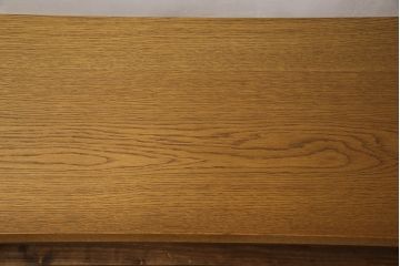 ワードローブを文机にリメイク!天板と側面を利用し元のデザインを活かした文机に。補強材を仕込んで強度を確保。