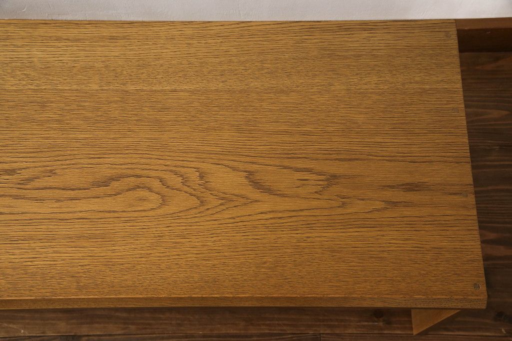 ワードローブを文机にリメイク!天板と側面を利用し元のデザインを活かした文机に。補強材を仕込んで強度を確保。