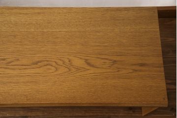 ワードローブを文机にリメイク!天板と側面を利用し元のデザインを活かした文机に。補強材を仕込んで強度を確保。