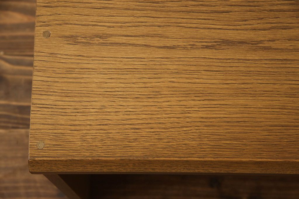 ワードローブを文机にリメイク!天板と側面を利用し元のデザインを活かした文机に。補強材を仕込んで強度を確保。