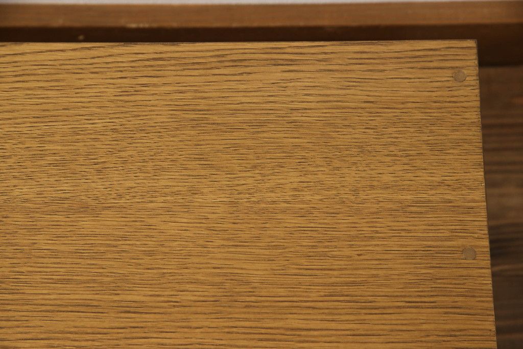 ワードローブを文机にリメイク!天板と側面を利用し元のデザインを活かした文机に。補強材を仕込んで強度を確保。