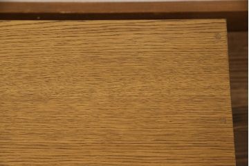 ワードローブを文机にリメイク!天板と側面を利用し元のデザインを活かした文机に。補強材を仕込んで強度を確保。