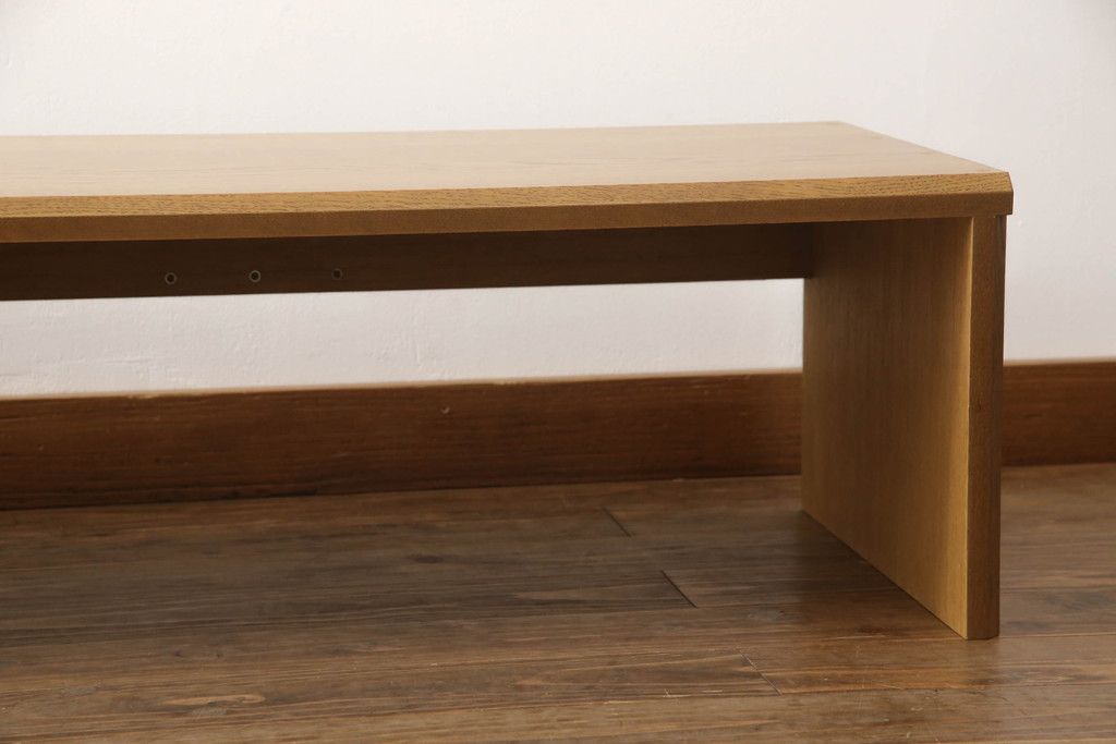 ワードローブを文机にリメイク!天板と側面を利用し元のデザインを活かした文机に。補強材を仕込んで強度を確保。