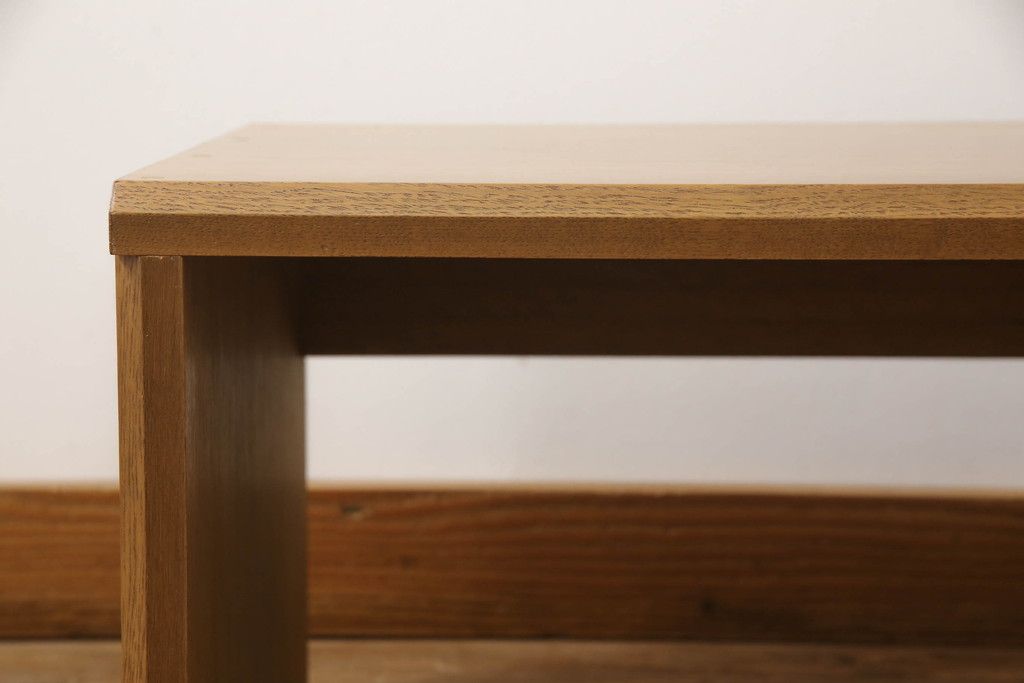 ワードローブを文机にリメイク!天板と側面を利用し元のデザインを活かした文机に。補強材を仕込んで強度を確保。