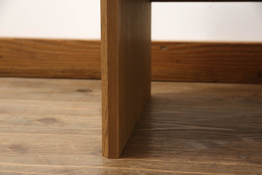 ワードローブを文机にリメイク!天板と側面を利用し元のデザインを活かした文机に。補強材を仕込んで強度を確保。