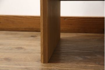 ワードローブを文机にリメイク!天板と側面を利用し元のデザインを活かした文机に。補強材を仕込んで強度を確保。