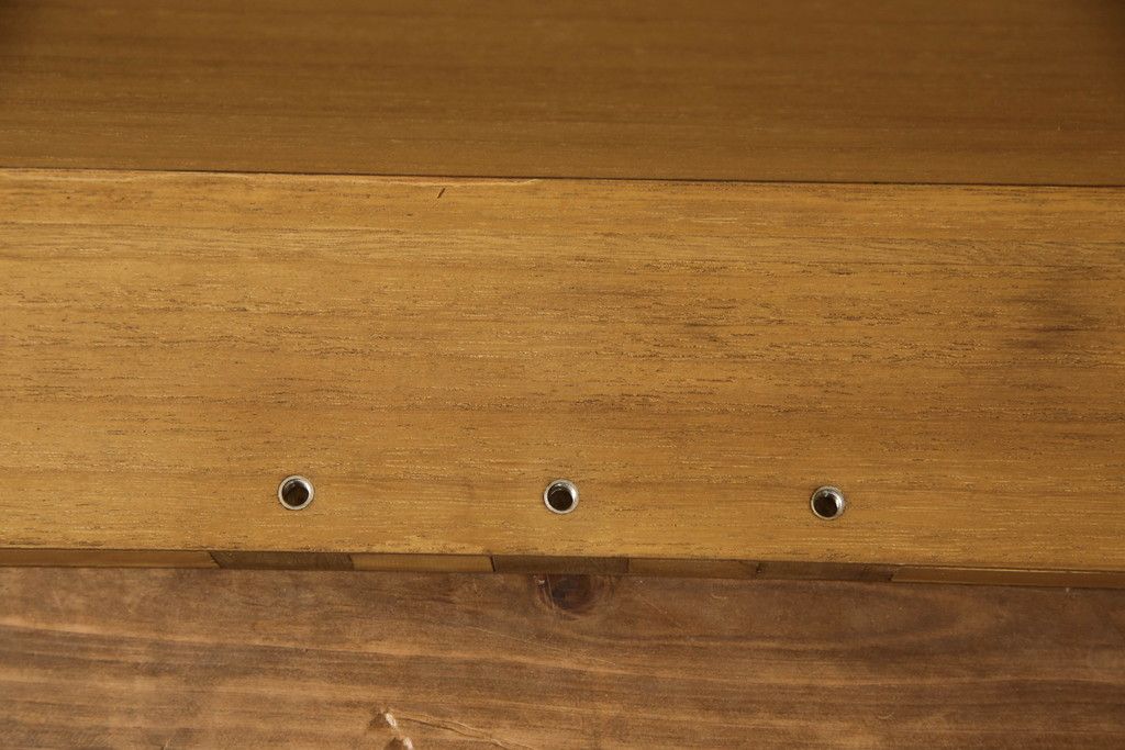 ワードローブを文机にリメイク!天板と側面を利用し元のデザインを活かした文机に。補強材を仕込んで強度を確保。