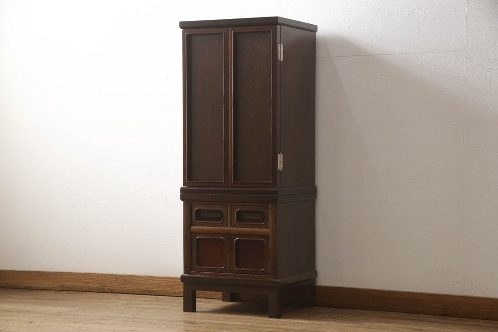 お仏壇をコンパクトにリメイク!上段は4枚組だった建具を2枚組に加工。上部にあった家紋も移設。下段は引き戸→観音開き仕様に変更。脚を取り付け。背板も新たに取り付け、元の色を活かし全体を着色して仕上げ。