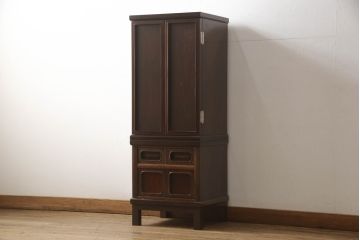 お仏壇をコンパクトにリメイク!上段は4枚組だった建具を2枚組に加工。上部にあった家紋も移設。下段は引き戸→観音開き仕様に変更。脚を取り付け。背板も新たに取り付け、元の色を活かし全体を着色して仕上げ。
