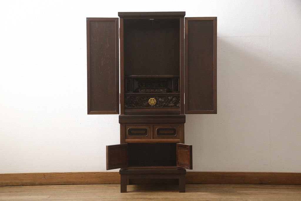 お仏壇をコンパクトにリメイク!上段は4枚組だった建具を2枚組に加工。上部にあった家紋も移設。下段は引き戸→観音開き仕様に変更。脚を取り付け。背板も新たに取り付け、元の色を活かし全体を着色して仕上げ。