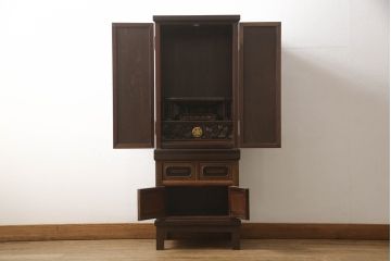 お仏壇をコンパクトにリメイク!上段は4枚組だった建具を2枚組に加工。上部にあった家紋も移設。下段は引き戸→観音開き仕様に変更。脚を取り付け。背板も新たに取り付け、元の色を活かし全体を着色して仕上げ。
