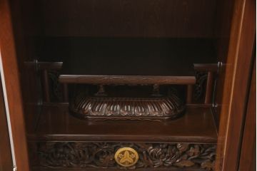 お仏壇をコンパクトにリメイク!上段は4枚組だった建具を2枚組に加工。上部にあった家紋も移設。下段は引き戸→観音開き仕様に変更。脚を取り付け。背板も新たに取り付け、元の色を活かし全体を着色して仕上げ。