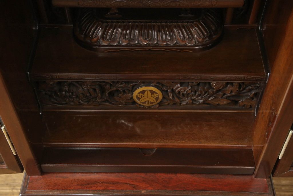 お仏壇をコンパクトにリメイク!上段は4枚組だった建具を2枚組に加工。上部にあった家紋も移設。下段は引き戸→観音開き仕様に変更。脚を取り付け。背板も新たに取り付け、元の色を活かし全体を着色して仕上げ。