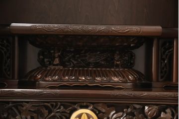 お仏壇をコンパクトにリメイク!上段は4枚組だった建具を2枚組に加工。上部にあった家紋も移設。下段は引き戸→観音開き仕様に変更。脚を取り付け。背板も新たに取り付け、元の色を活かし全体を着色して仕上げ。
