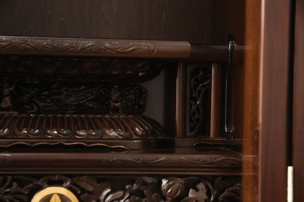 お仏壇をコンパクトにリメイク!上段は4枚組だった建具を2枚組に加工。上部にあった家紋も移設。下段は引き戸→観音開き仕様に変更。脚を取り付け。背板も新たに取り付け、元の色を活かし全体を着色して仕上げ。