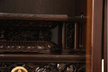 お仏壇をコンパクトにリメイク!上段は4枚組だった建具を2枚組に加工。上部にあった家紋も移設。下段は引き戸→観音開き仕様に変更。脚を取り付け。背板も新たに取り付け、元の色を活かし全体を着色して仕上げ。