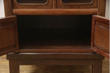 お仏壇をコンパクトにリメイク!上段は4枚組だった建具を2枚組に加工。上部にあった家紋も移設。下段は引き戸→観音開き仕様に変更。脚を取り付け。背板も新たに取り付け、元の色を活かし全体を着色して仕上げ。